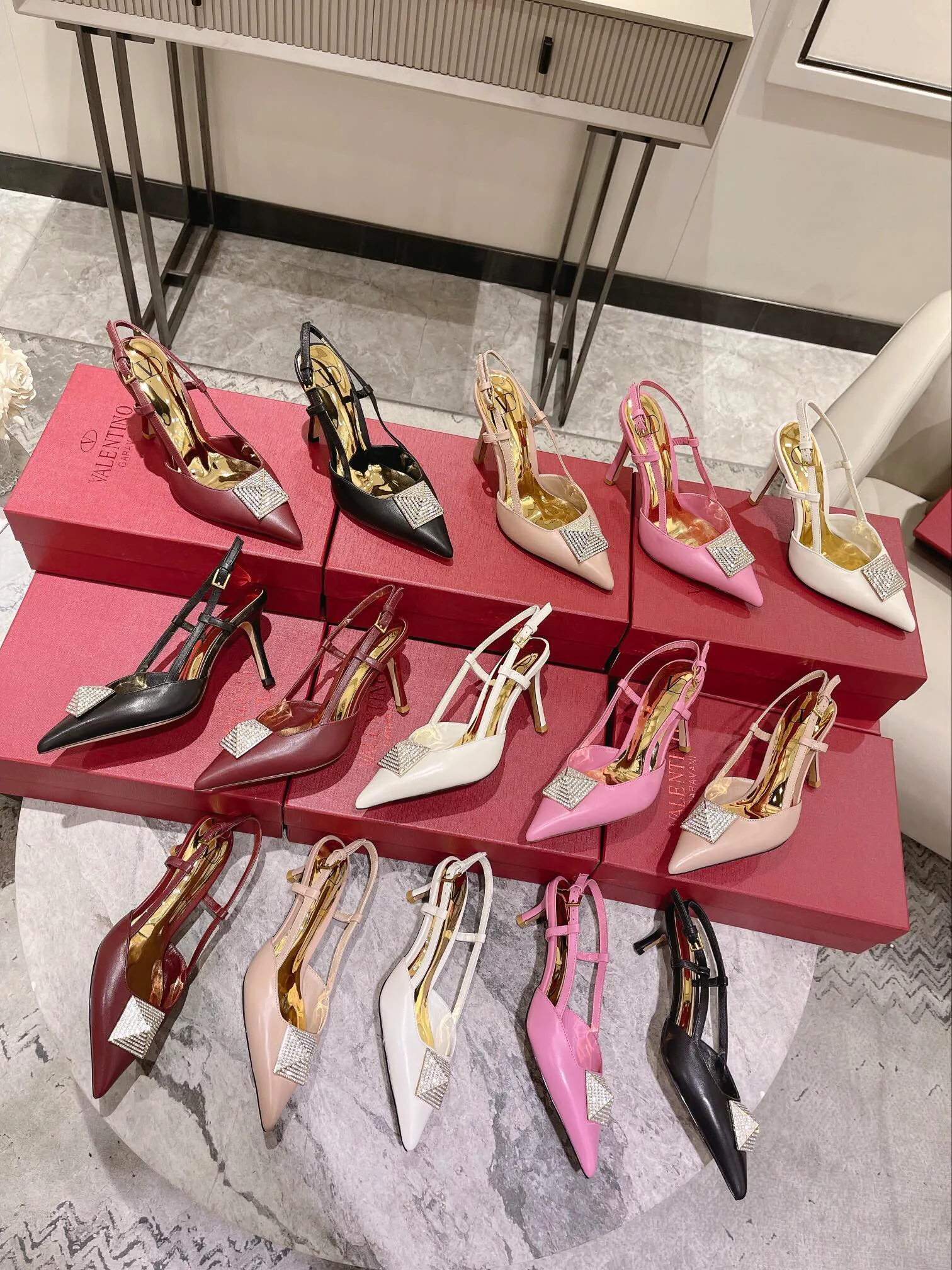 👟👟Ex-factory price 400👟👟 Genuine leather sole +40 Top version 𝑉𝐴𝐿𝐸𝑁𝑇𝐼𝑁𝑂 Valentino new autumn and winter women's back hollow sandals. The unique [pyramid] large rivet hardware [hand-made diamonds] brings out a full sense of high-end, and the new season will live up to expectations! Worth buying ★Imported sheepskin is absolutely high-grade ❥Original method, absolutely sensual ❥Elegant style, creating a different feeling, simple and elegant style!  Code number: 35-41 (34-42 customized) Fabric: Imported sheepskin Lining: Lined sheepskin Heel height: 8cm Leather outsole Rubber outsole